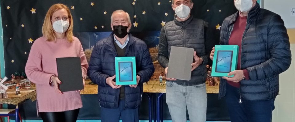 El Ayuntamiento de Tous entrega 20 tabletas digitales para mejorar la educación en el colegio
